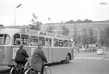 831191 Afbeelding van een autobus op lijn 4 op het Vredenburg te Utrecht.